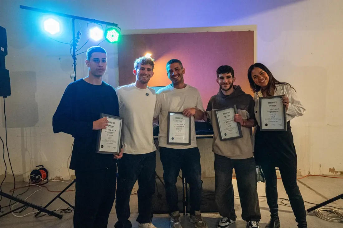 תלמידים עם תעודות סיום